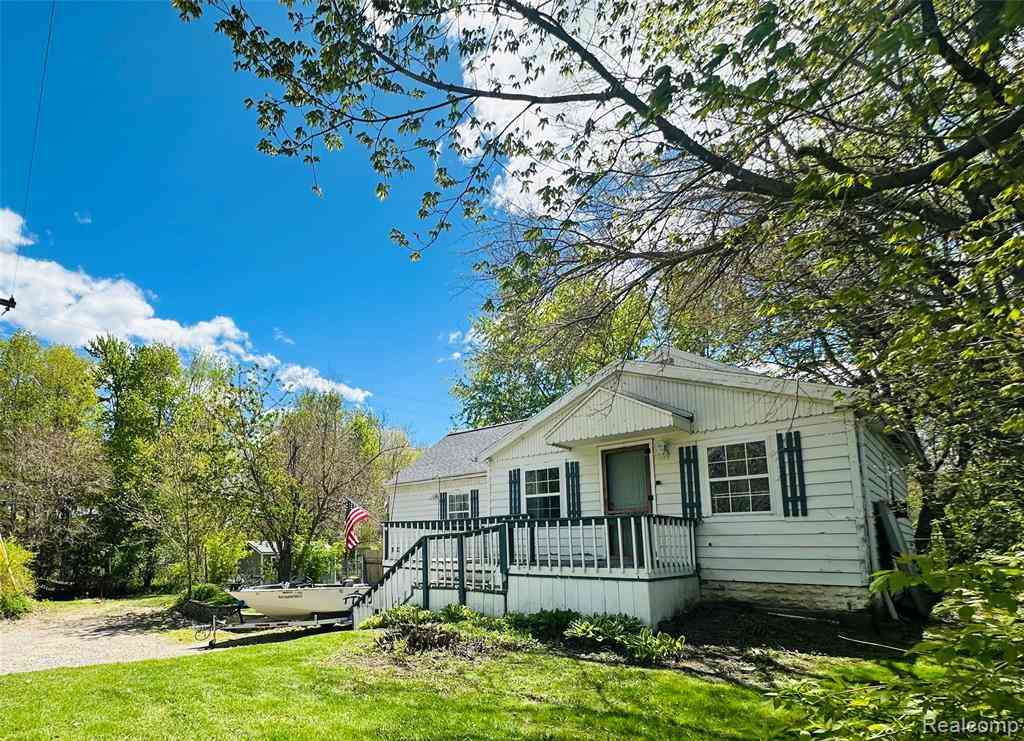 Homes For Sale - 5827 Annibal Drive <br/> Lapeer, MI 48446