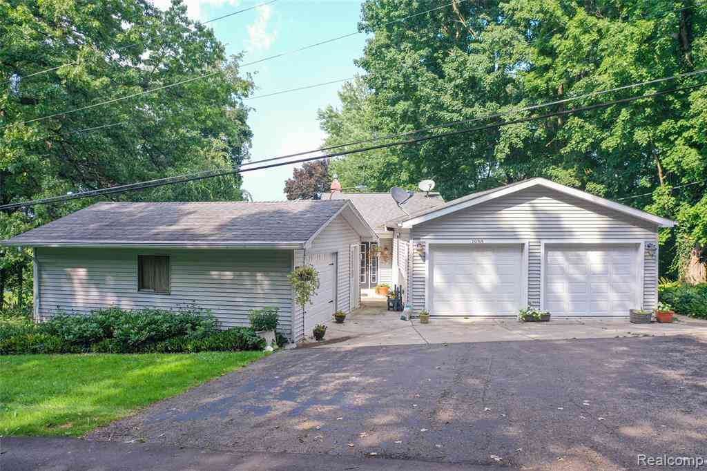 Homes For Sale - 1938 Lakeview Drive <br/> Lapeer, MI 48446