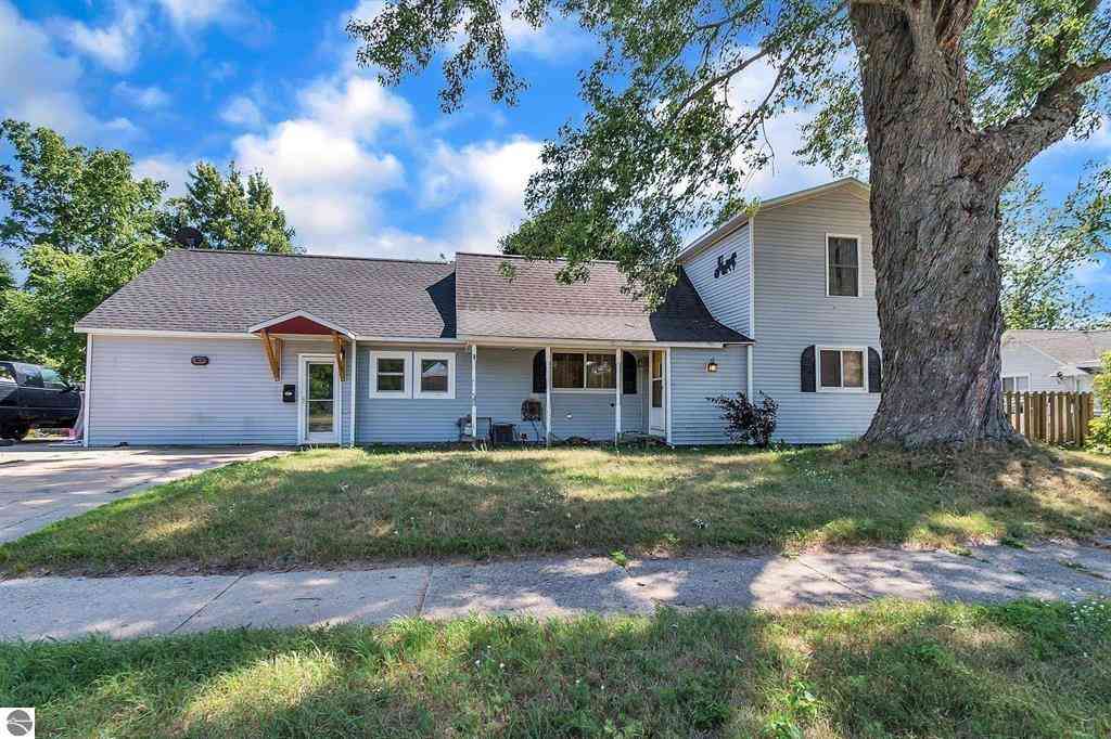 Homes For Sale - 817 Walnut Street <br/> Cadillac, MI 49601