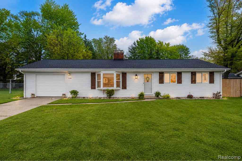 Homes For Sale - 3585 Creekwood Drive <br/> Saginaw, MI 48601