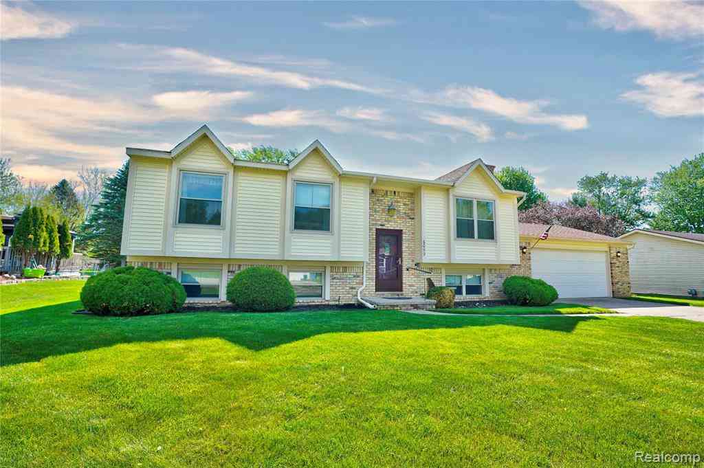Homes For Sale - 6059 Stockbridge Commons Trail <br/> Grand Blanc, MI 48439