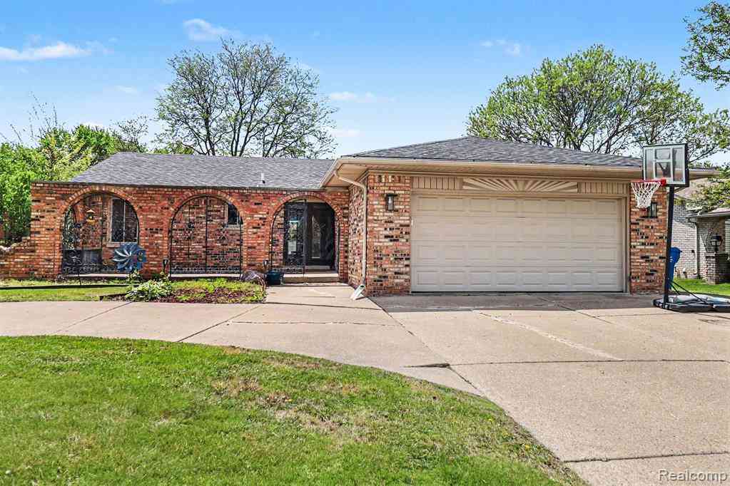 Homes For Sale - 11422 Common Road <br/> Warren, MI 48093