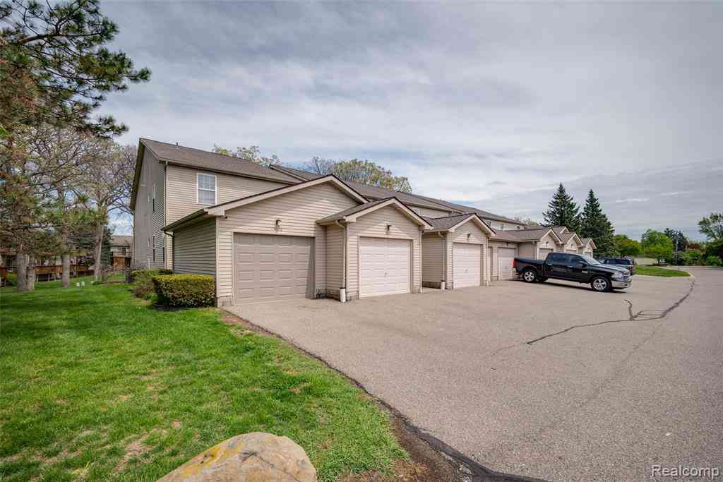 Condo For Sale - 5026 Harbor Oak Drive <br/> Waterford, MI 48329