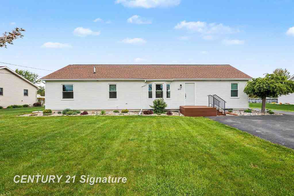 Homes For Sale - 2921 E Fisher Road <br/> Bay City, MI 48607