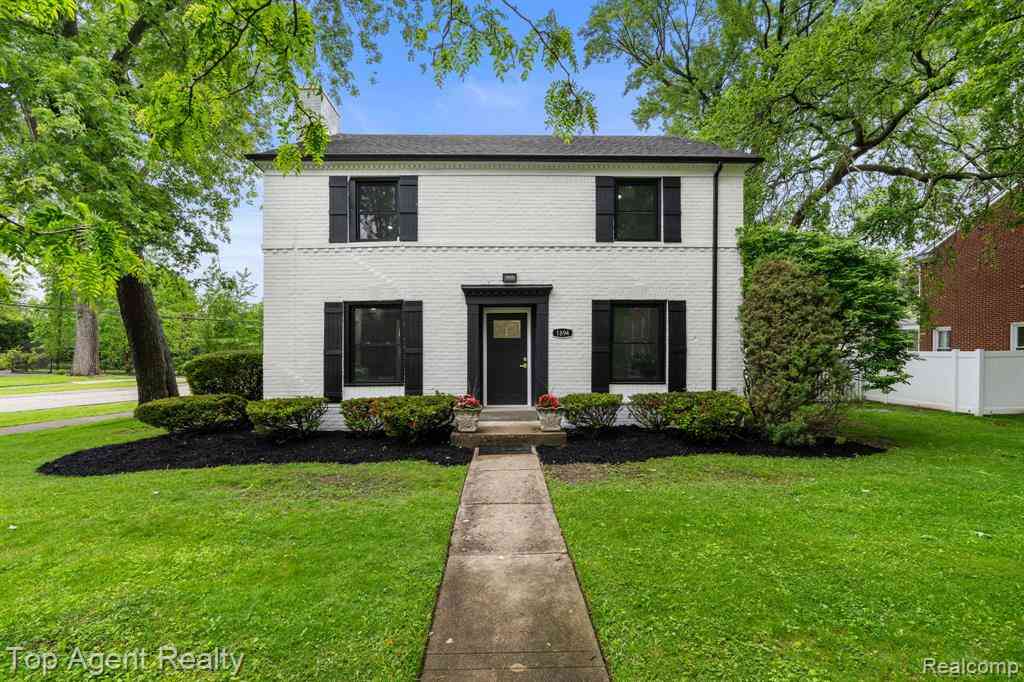 Homes For Sale - 1894 Broadstone Road <br/> Wayne County, Grosse Pointe Woods, MI 48236