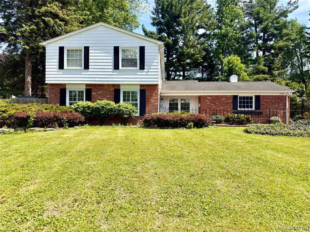 Homes For Sale - 38552 Macintosh Court <br/> Clinton Township, MI 48036