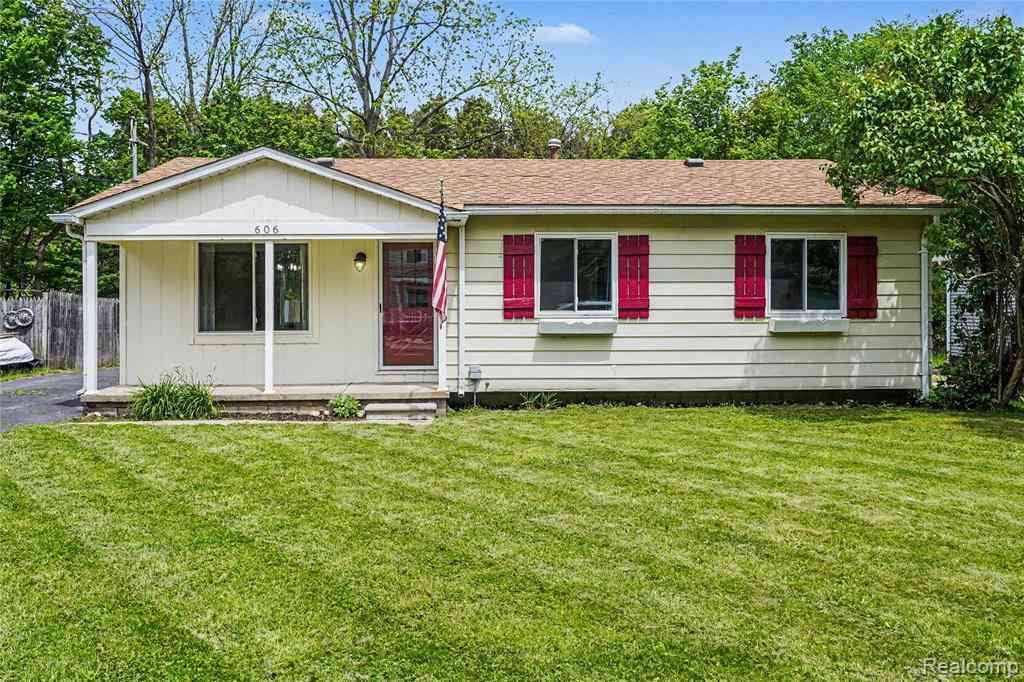 Homes For Sale - 606 Hickory Street <br/> Fenton, MI 48430
