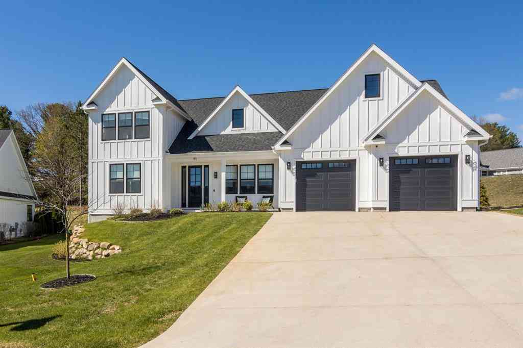 Homes For Sale - 91 Vineyard Ridge Drive <br/> Traverse City, MI 49686