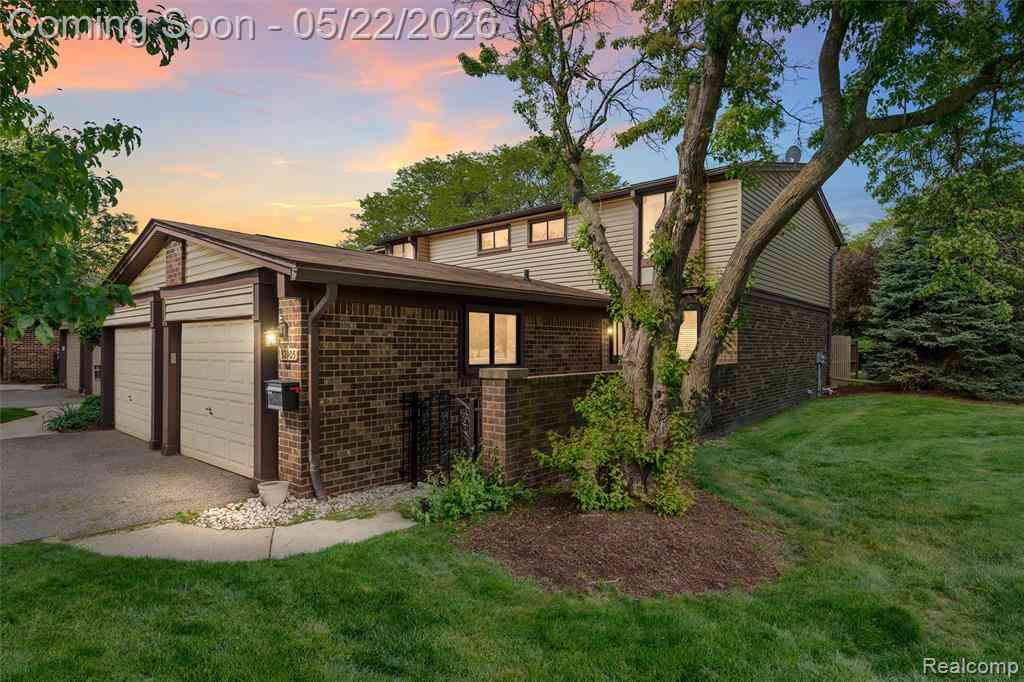 Condo For Sale - 32105 W 12 Mile Road <br/> Farmington, MI 48334