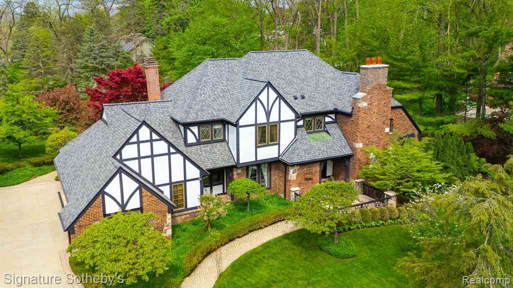 Homes For Sale - 281 Chestnut Circle <br/> Bloomfield Hills, MI 48304