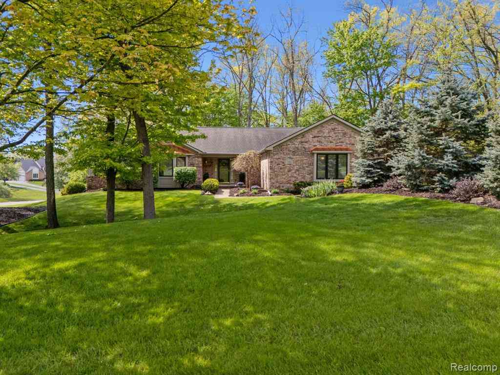 Homes For Sale - 2484 Pine Hollow Trail <br/> Brighton, MI 48114