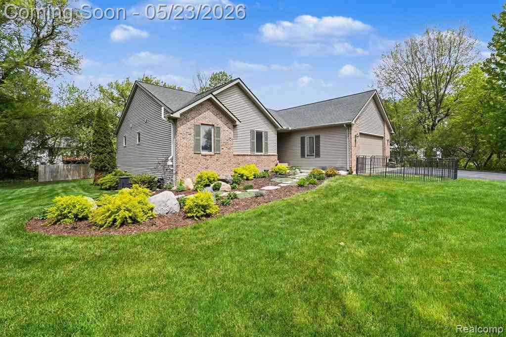 Homes For Sale - 9268 Erin Court <br/> Oakland County, Davisburg, MI 48350