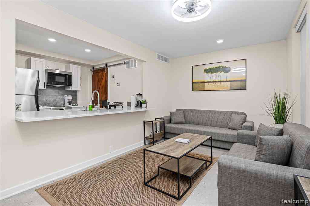 Condo For Rent - 213 1/2 N Main Street  #CARRIAGE HOUSE<br/> Ann Arbor, MI 48104