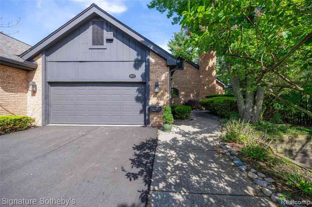 Condo For Sale - 1897 Pine Ridge Lane  #12<br/> Bloomfield Hills, MI 48302