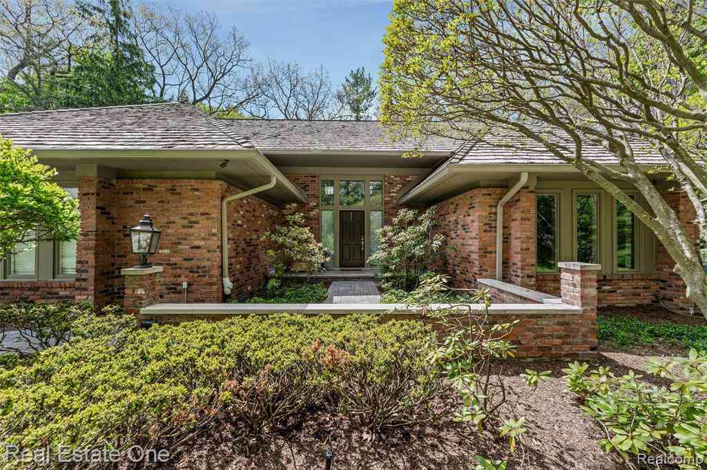 Homes For Sale - 901 Bloomfield Club Court <br/> Bloomfield Hills, MI 48301