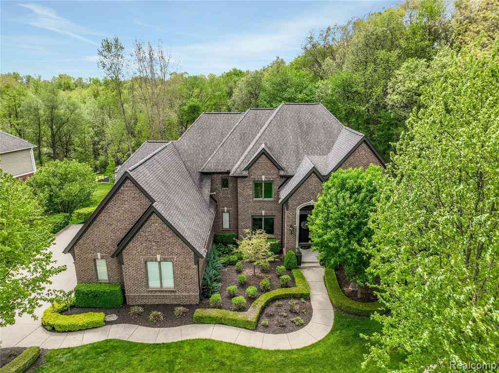 Homes For Sale - 2761 Plum Creek Drive <br/> Oakland, MI 48363