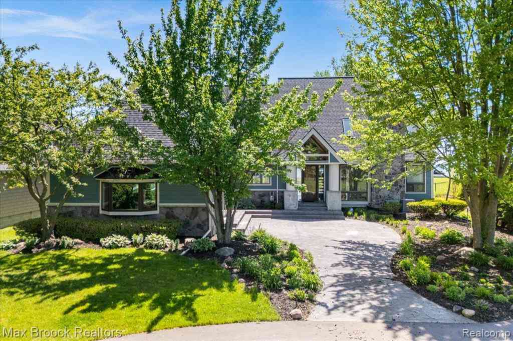 Homes For Sale - 32630 Jefferson Avenue <br/> Saint Clair Shores, MI 48082