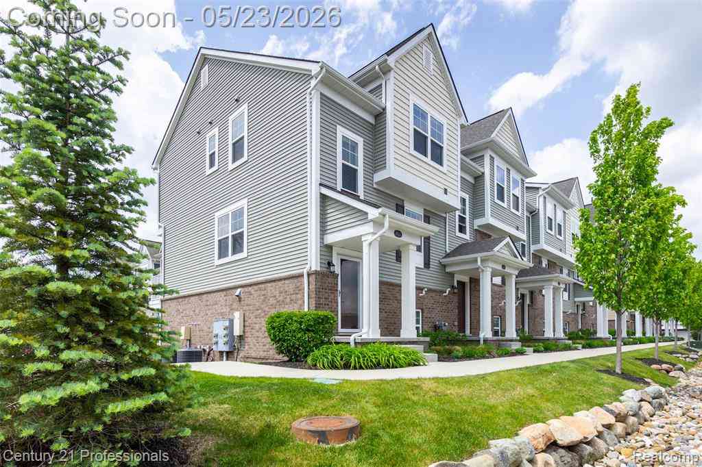 Condo For Sale - 4918 Treeside Lane  #27<br/> Troy, MI 48098