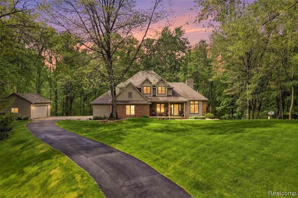 Homes For Sale - 8235 Ironwood Drive <br/> Pinckney, MI 48169