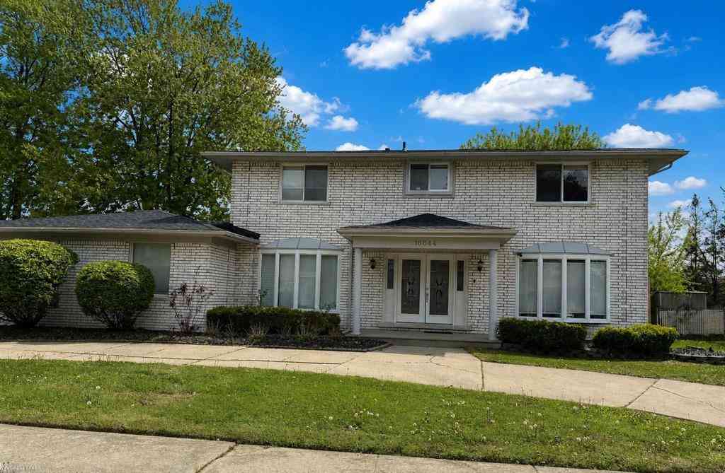 Homes For Sale - 16644 Cederama Drive <br/> Clinton Township, MI 48038