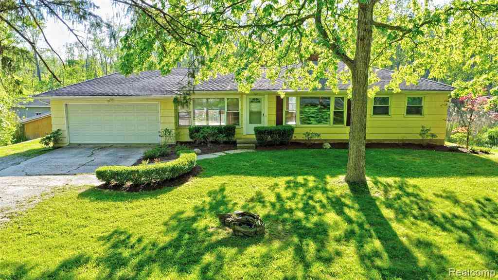 Homes For Sale - 5890 Grange Hall Road <br/> Holly, MI 48442