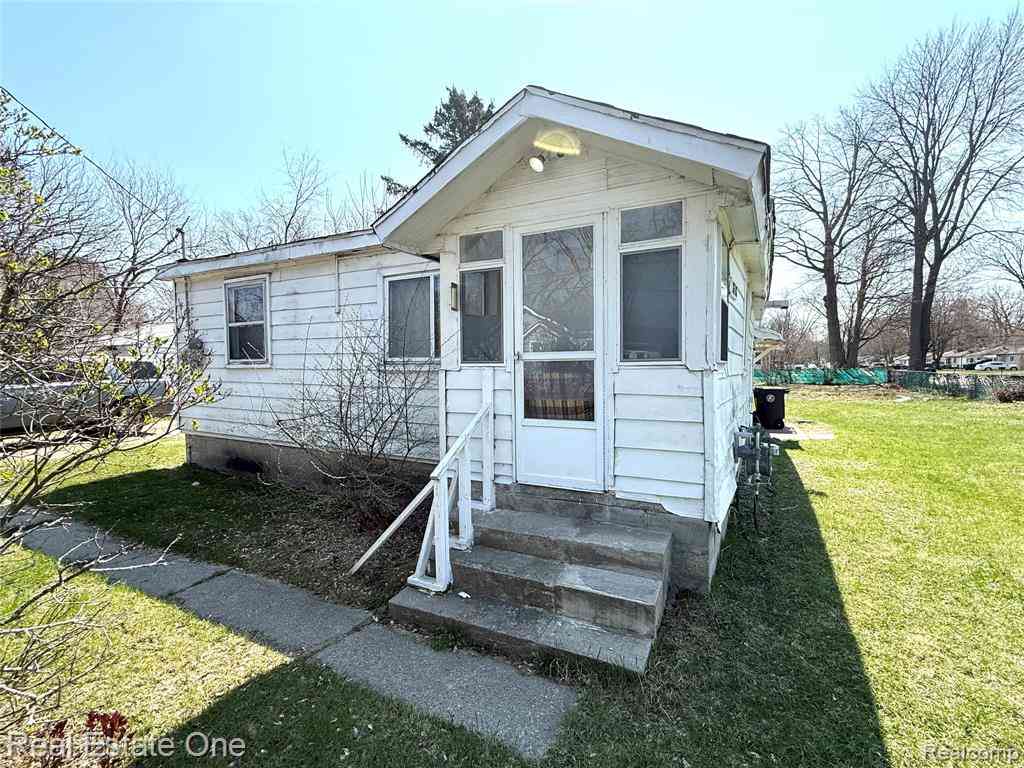 Homes For Sale - 18318 Deering Street <br/> Livonia, MI 48152
