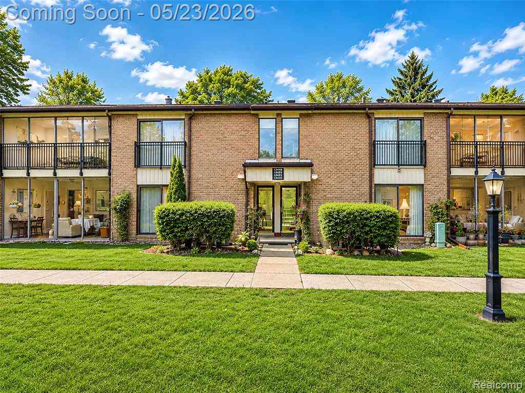 Condo For Sale - 18451 University Park Drive <br/> Livonia, MI 48152