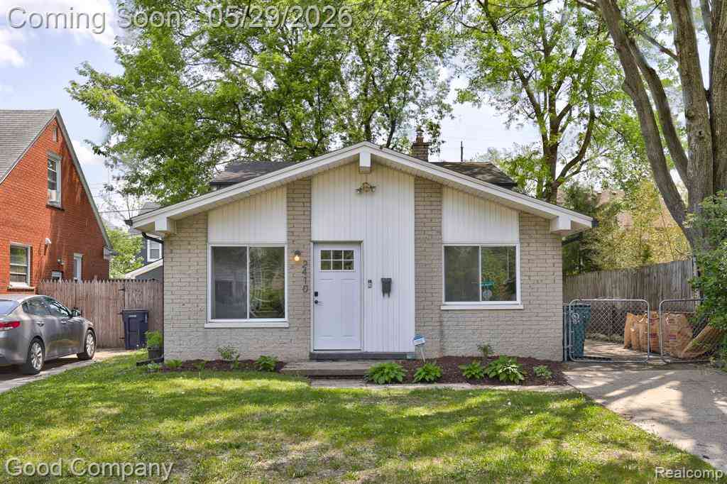 Homes For Sale - 2410 E Lincoln Avenue <br/> Royal Oak, MI 48067