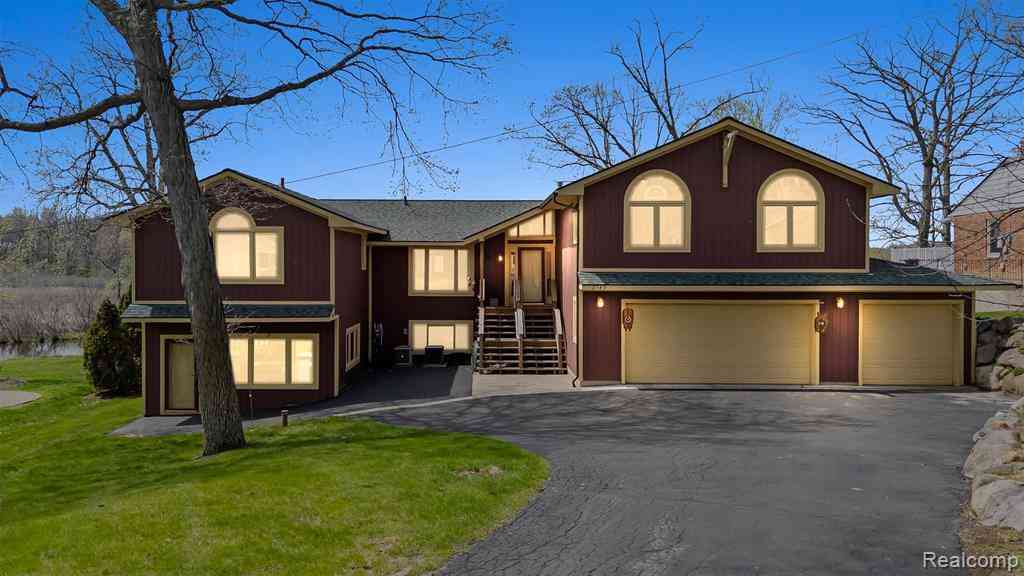 Homes For Sale - 2745 Lari Court <br/> West Bloomfield, MI 48324