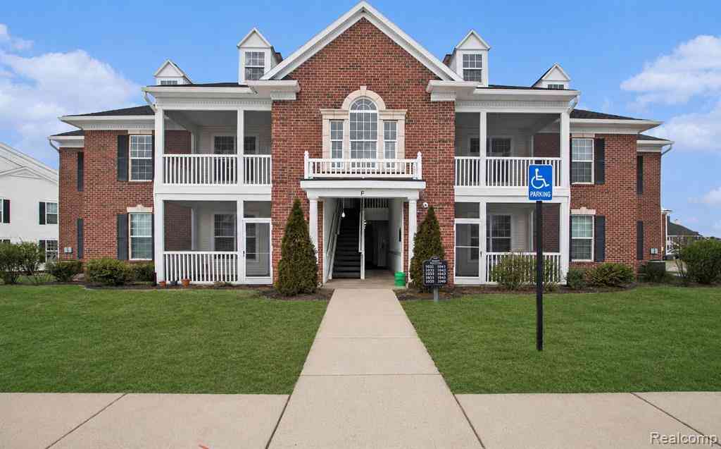 Condo For Rent - 1043 E Summerfield Glen Circle <br/> Ann Arbor, MI 48103