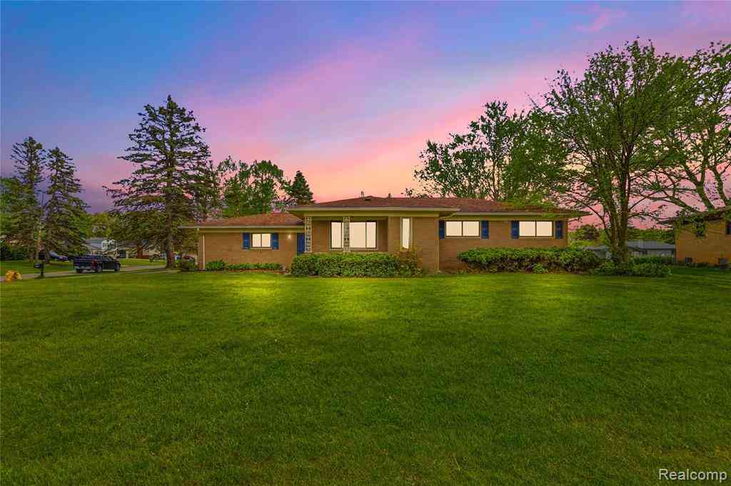 Homes For Sale - 3129 Beacham Drive <br/> Oakland County, Waterford, MI 48329