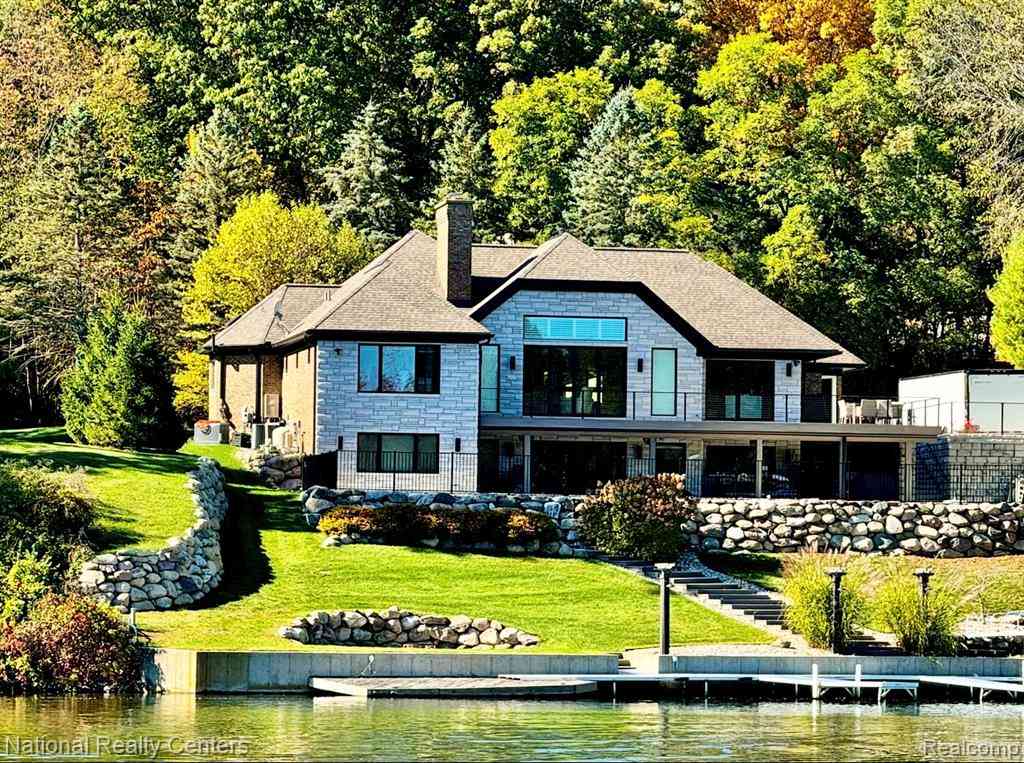 Homes For Sale - 7050 Lake Shannon Court <br/> Fenton, MI 48430