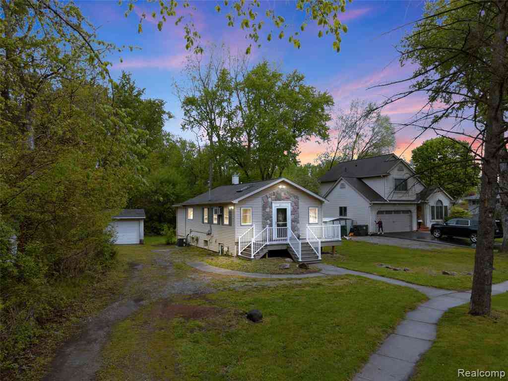 Homes For Sale - 811 Miller Road <br/> Lake Orion, MI 48362