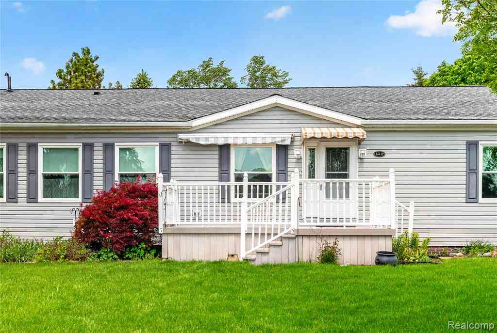 Homes For Sale - 12239 Maple Creek Court <br/> South Lyon, MI 48178