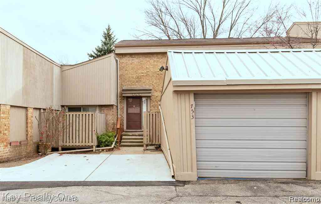 Condo For Sale - 753 Oak Brook Ridge Drive <br/> Rochester, MI 48307