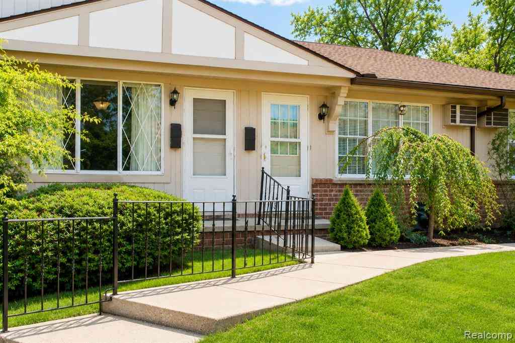 Condo For Sale - 13372 S HORRELL RD. Heritage  <br/> South Lyon, MI 48178
