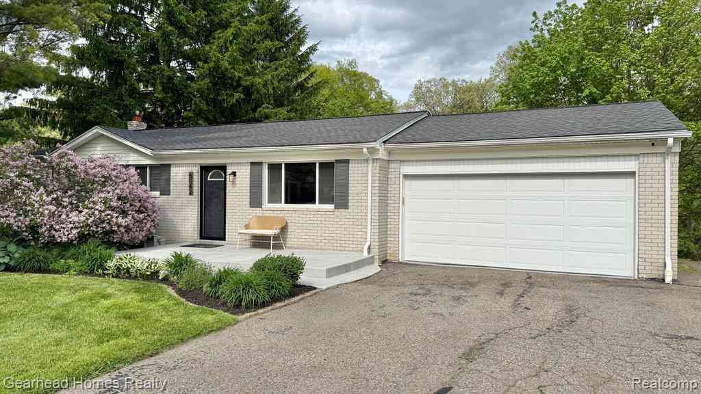 Homes For Sale - 6042 Snow Apple Drive <br/> Clarkston, MI 48346
