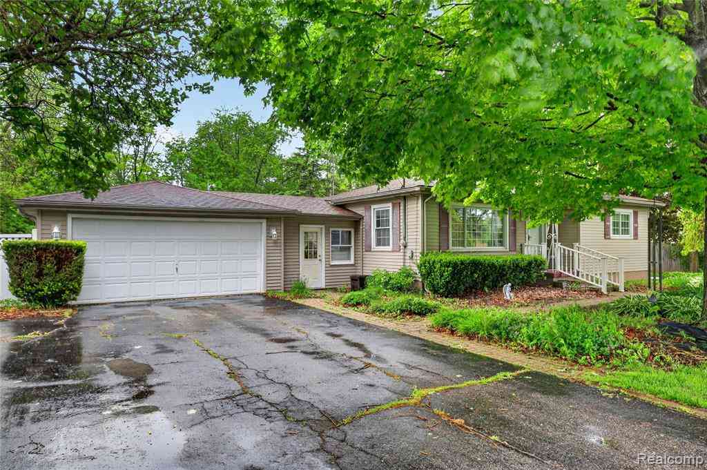 Homes For Sale - 5090 Torrey Road <br/> Flint, MI 48507