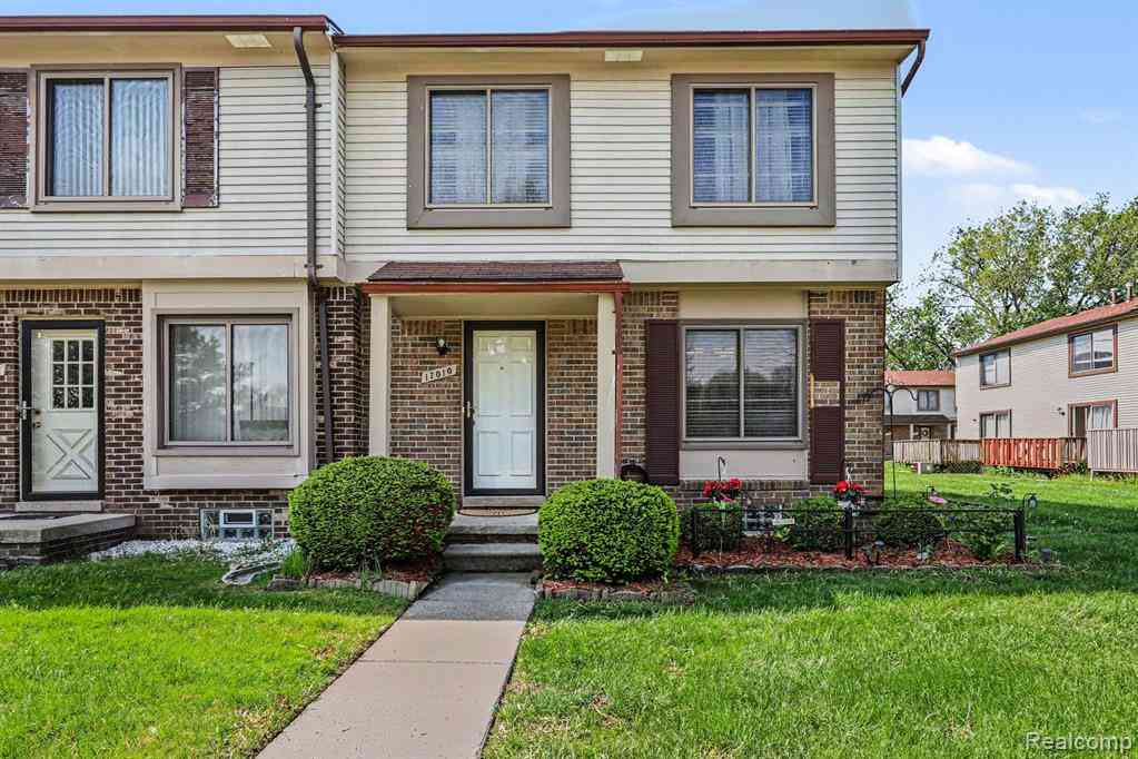 Condo For Sale - 17010 Kingsbrooke Drive <br/> Macomb County, Clinton Township, MI 48038