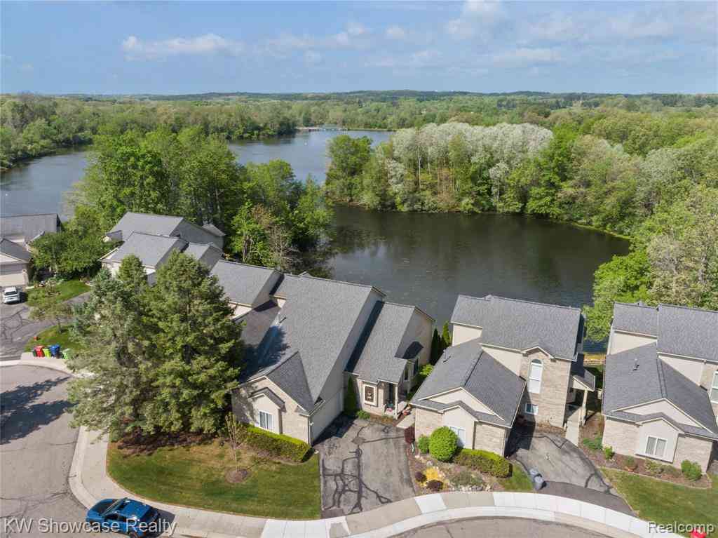 Condo For Sale - 727 Mill Pointe Drive  #16<br/> Milford, MI 48381