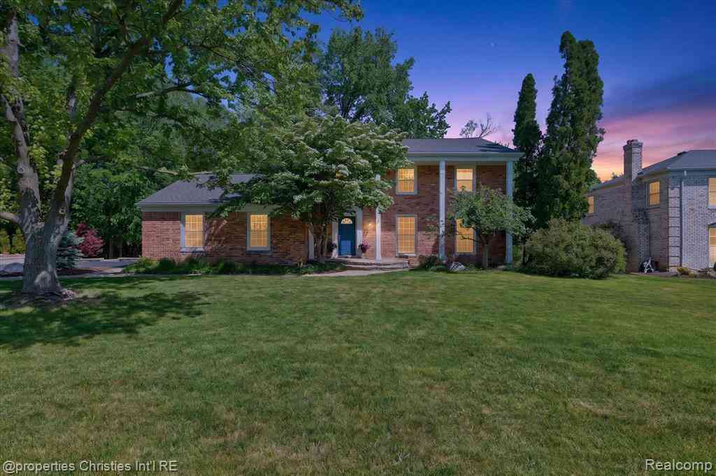 Homes For Sale - 4352 Greenstown Drive <br/> Oakland County, West Bloomfield, MI 48323