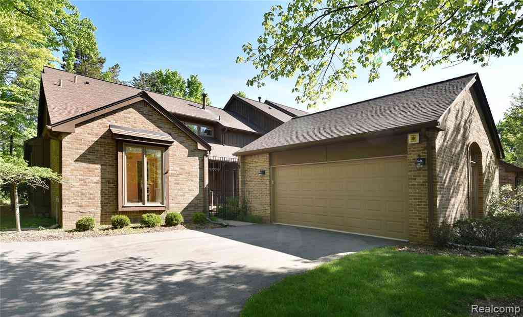 Condo For Sale - 23830 Overlook Circle <br/> Bingham Farms, MI 48025