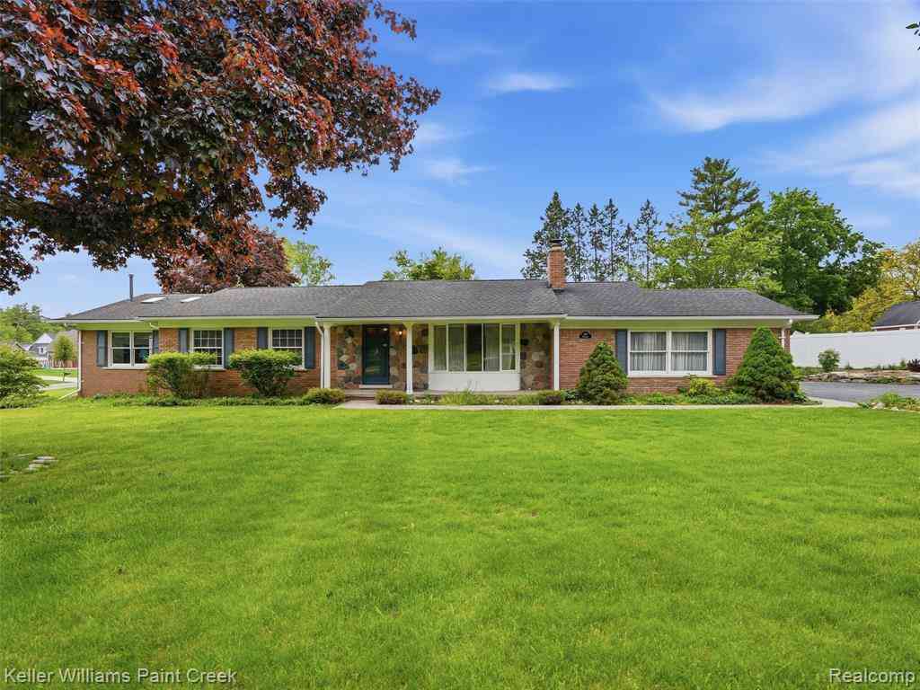 Homes For Sale - 436 Broadleaf Drive <br/> Rochester, MI 48306