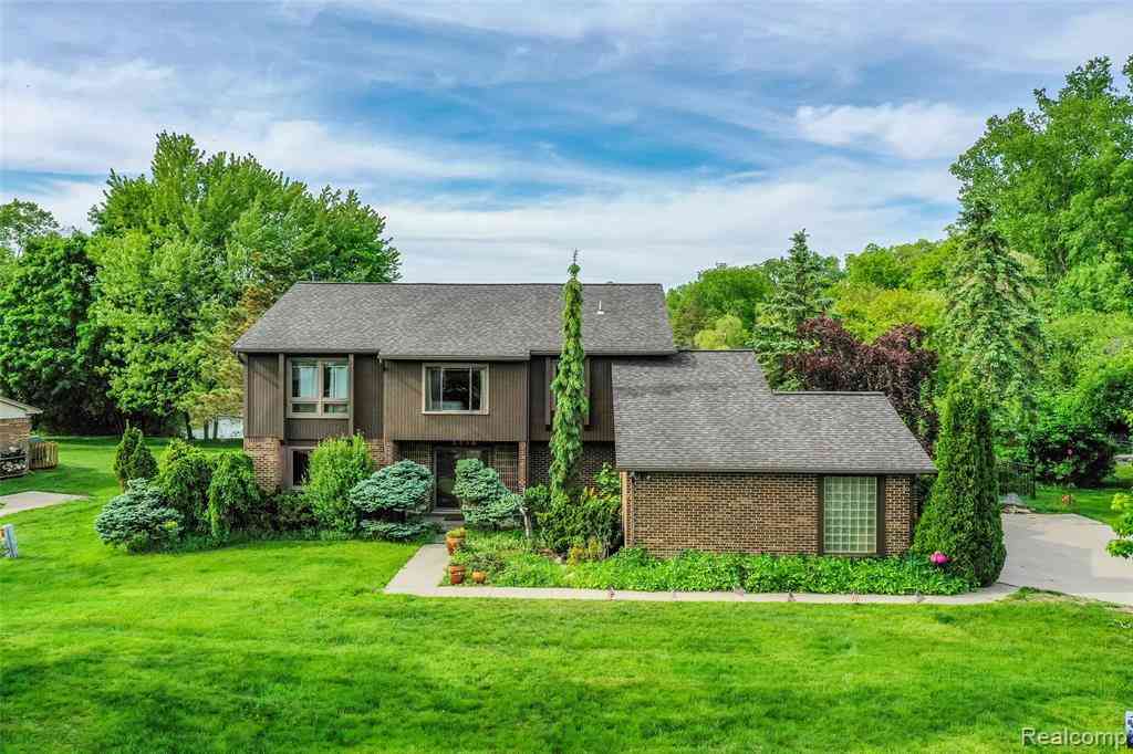 Homes For Sale - 2930 Brentwood Road <br/> West Bloomfield, MI 48323