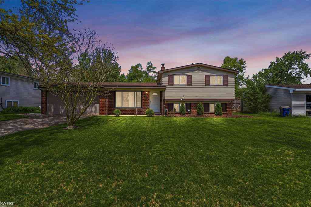 Homes For Sale - 5904 Pontiac Lake Road <br/> Oakland County, Waterford, MI 48327