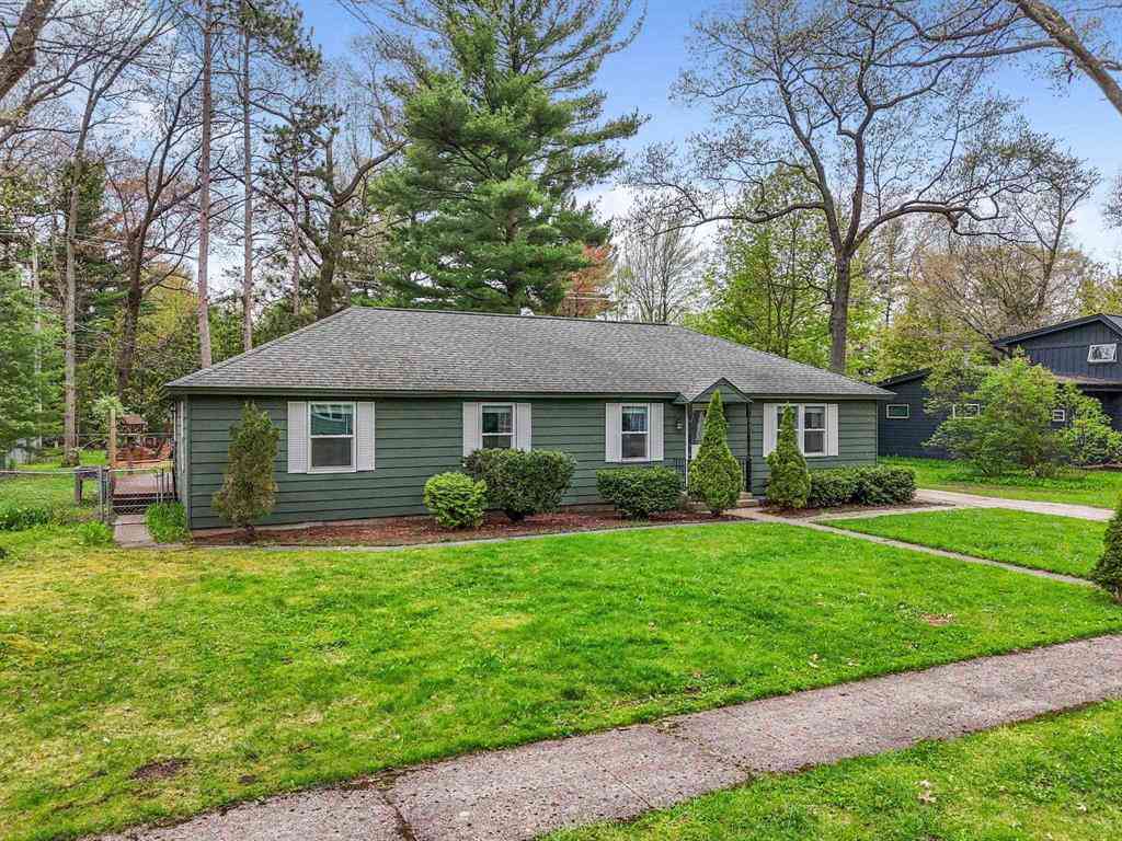 Homes For Sale - 522 Cromwell Drive <br/> Traverse City, MI 49686
