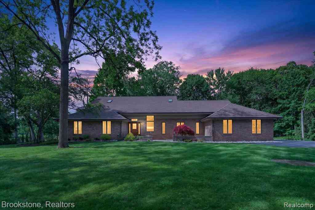 Homes For Sale - 2610 Vanel Court <br/> West Bloomfield, MI 48324