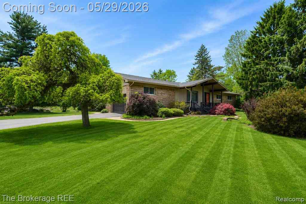 Homes For Sale - 6933 Hubbard Hills Drive <br/> Clarkston, MI 48348