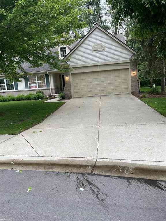Condo For Sale - 183 Four Seasons Road <br/> Lake Orion, MI 48360
