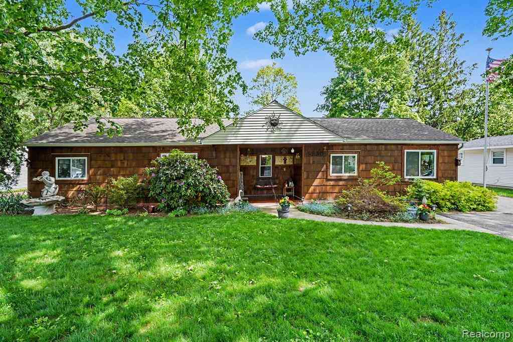 Homes For Sale - 5830 Eldridge Drive <br/> Oakland County, Waterford, MI 48327